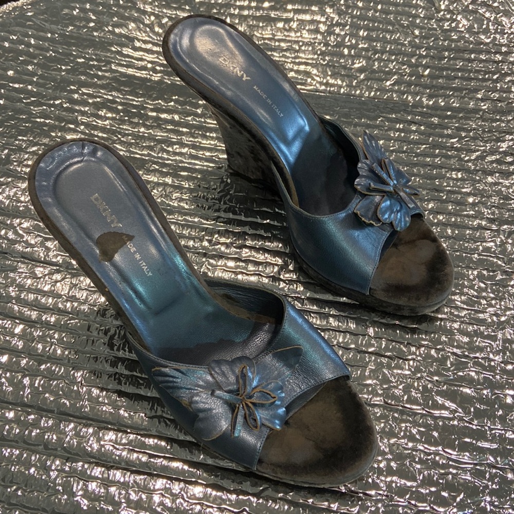 Blue grey velvety wedge shoe